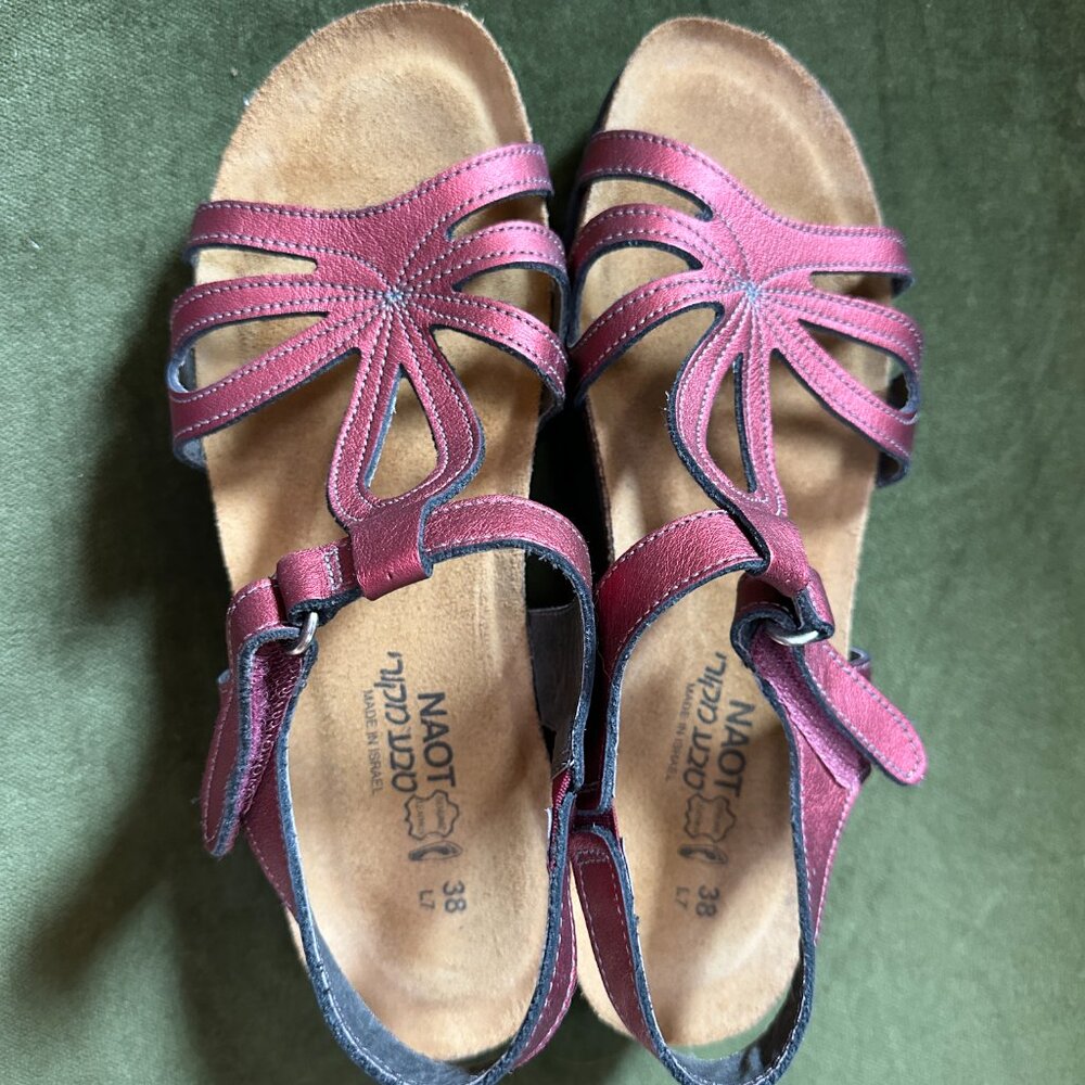 Naot LIKE NEW Rachel Shimmery Red Sandals Size 38 - Picture 9 of 9